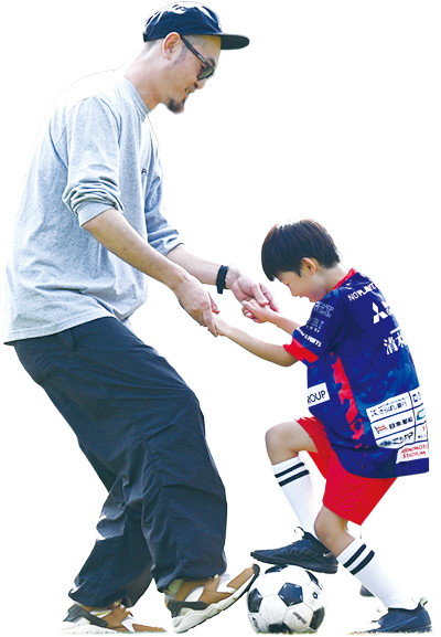 サッカーを教わる子どもの様子