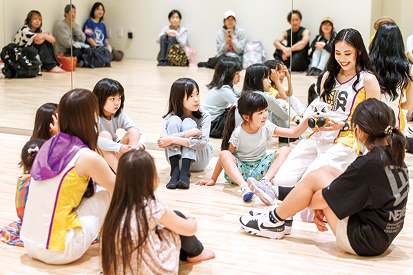 サンロッカーガールズと交流する子どもたち