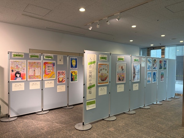 区役所1階にて、ポスターコンクール入賞作品を展示した際の様子です。