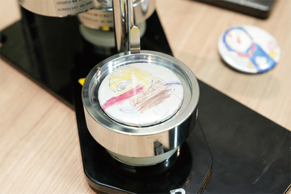 缶バッジが制作されている様子