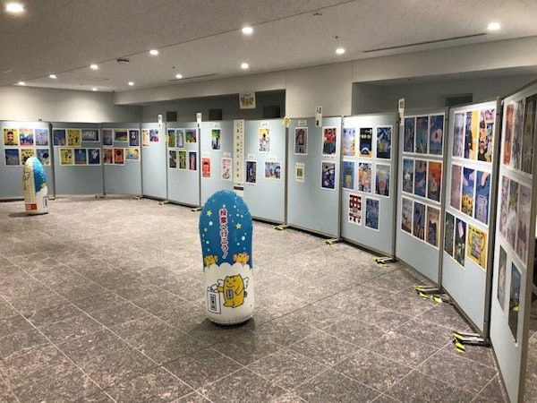 写真：渋谷区役所1階エレベーターホールに令和3年度渋谷区明るい選挙啓発ポスターコンクールの受賞作品69点が展示されている。