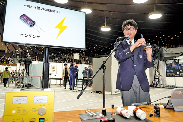 森さんがステージで発表をしている