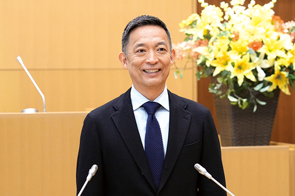 ステージに登壇する長谷部区長