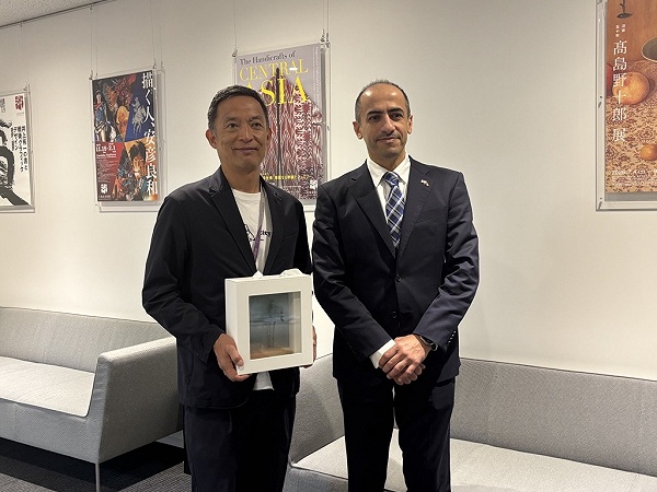 画像：長谷部区長とシハブ・アハマド・アル・ファヒーム駐日アラブ首長国連邦大使の記念撮影 