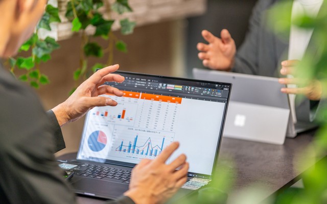 パソコンでデータを確認する人