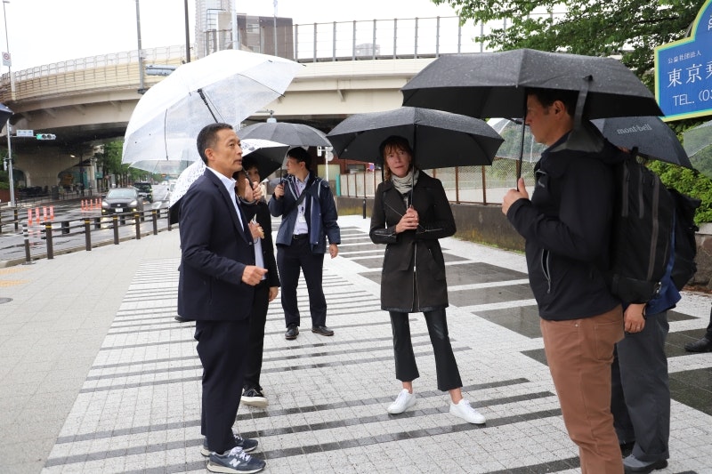 ジャネット・サディク＝カーン氏と区長による西参道視察の様子