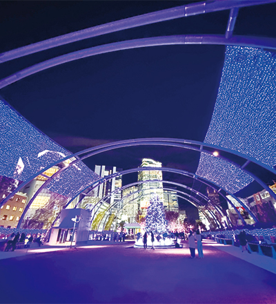 紫色の光でライトアップされたミヤシタクリスマスパーク会場の様子