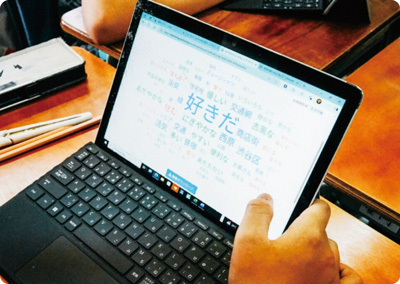 パソコンを利用して、「スマイルアッププロジェクト」の作業している イメージ写真