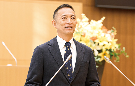 区議会定例会に登壇する長谷部区長