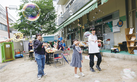 シャボン玉を楽しみ子供たち 写真