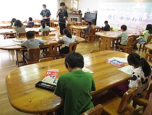 児童が教室で学習をしている写真