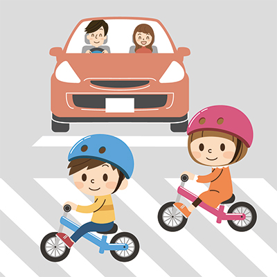ヘルメットを着用して自転車で横断歩道を渡る人たちのイラスト