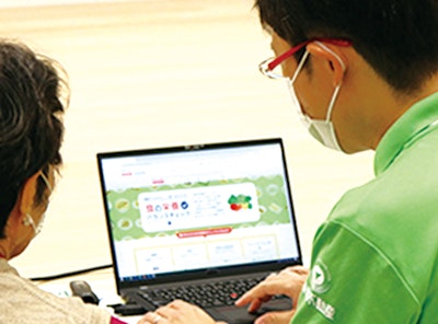 分析ソフトで診断結果を確認するスタッフと参加者の様子