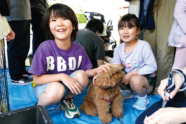 犬をなでる子どもたち