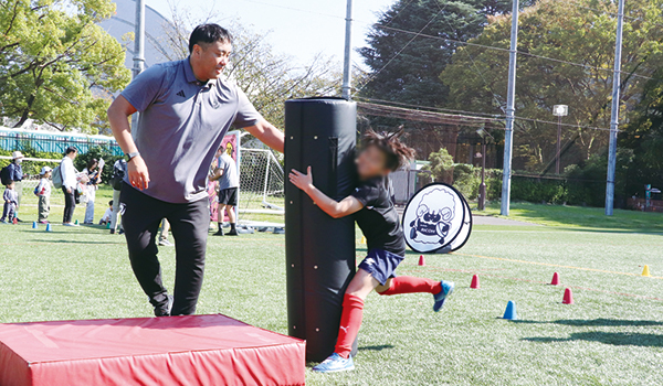 ラグビーを体験する子どもの様子