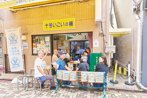 十号いこいの場のテレビの前に集まった人たちの様子