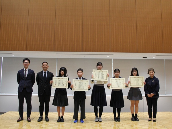人権作文・人権メッセージの区長奨励賞表彰式を行いましたの様子の写真