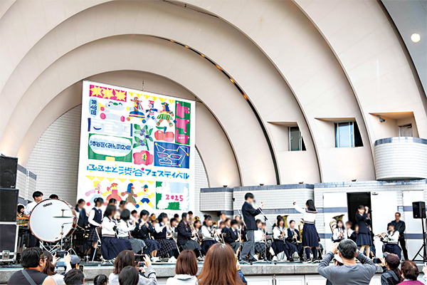 区立中学校の生徒の皆さんによる合同吹奏楽の演奏
