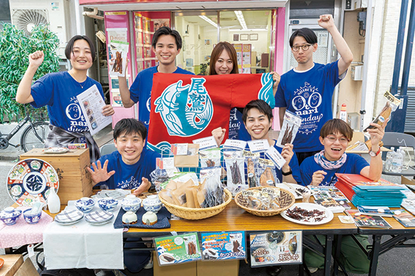 尾鷲市特産品の試食・販売コーナーとスタッフの皆さん