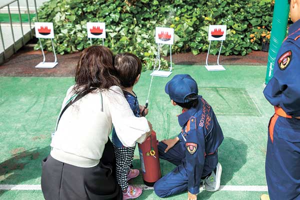 初期消火活動体験写真