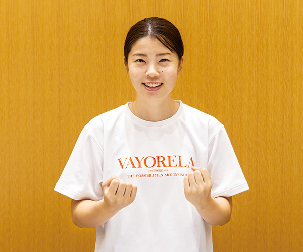 親指を上側に向け両手をお腹の前で握るポーズ