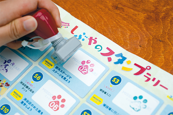 スタンプラリーの用紙にスタンプを押している様子