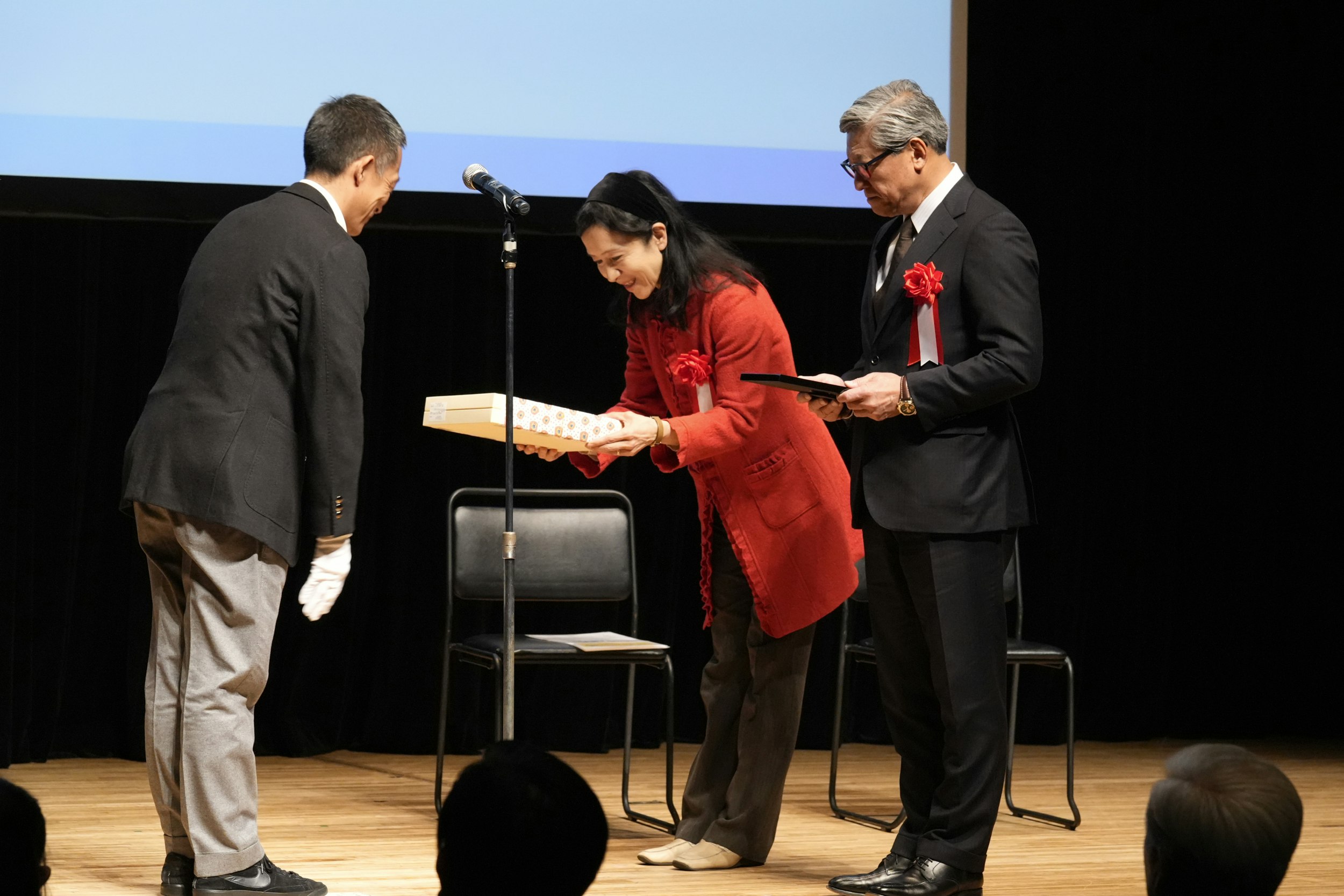 長谷部区長から受賞者に表彰盾を授与
