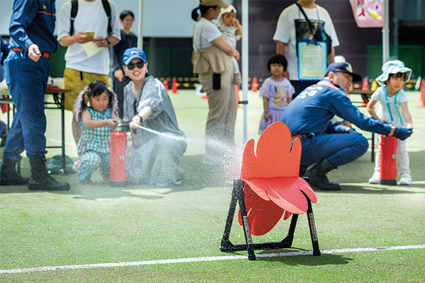 的に向かって消火器を噴射している参加者の様子