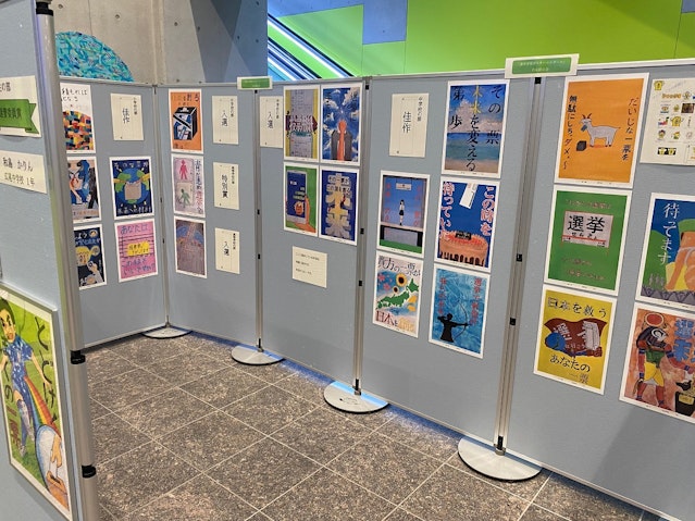 ポスターコンクール展示会場の入り口付近の図