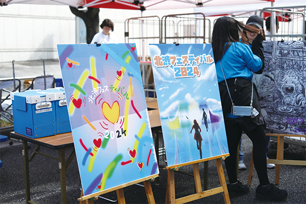 イベントビジュアルが描かれた看板作品の展示ブース