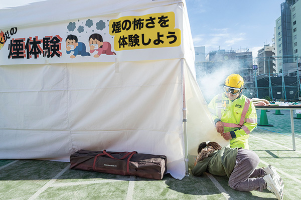 煙避難体験写真