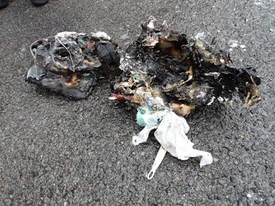 発火したライターと周囲の激しく燃えたごみ