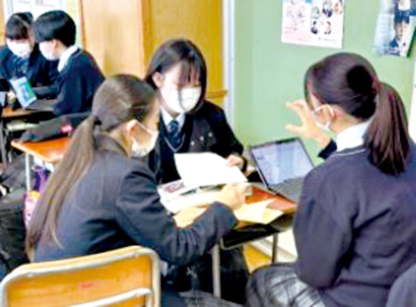 話し合う学生たち写真