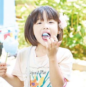 綿あめを食べる子どもの様子