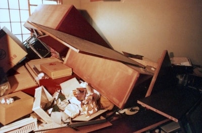 阪神淡路大震災によりタンスなど多数の家具が転倒散乱している屋内の様子写真1