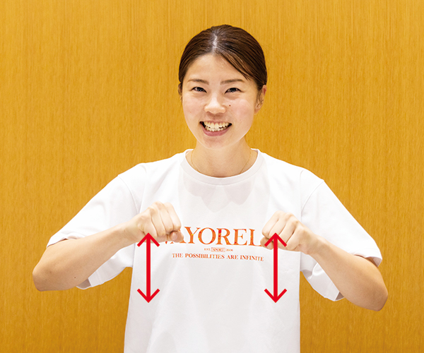 親指を下にして両手を握り、胸の前で2回下ろすポーズ