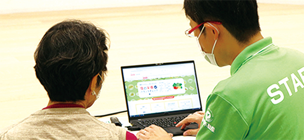 分析ソフトで診断結果を確認するスタッフと参加者の様子