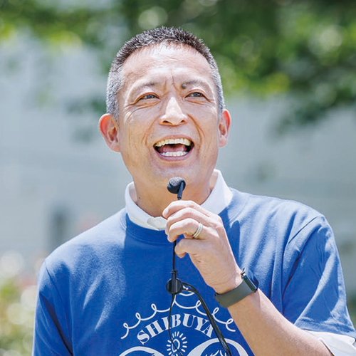 屋外でスピーチをする長谷部区長
