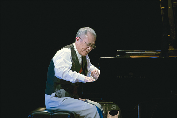 山下洋輔さんがピアノを弾く様子