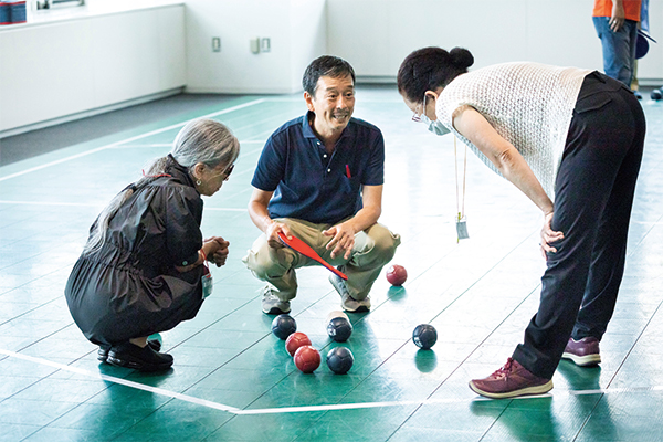 ボッチャを体験している参加者の様子