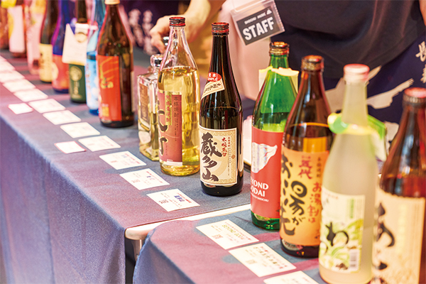 焼酎コーナーに並べられた瓶の様子