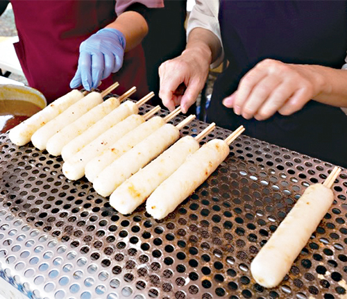 きりたんぽを焼いている様子