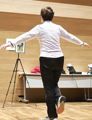 タブレットの前で片足立ちをする参加者の様子