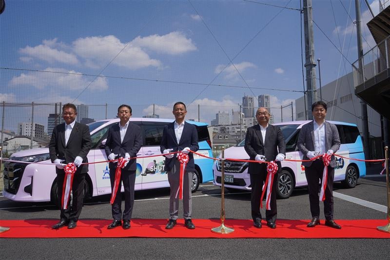 デマンド交通実証実験の車両の前に長谷部区長、GO株式会社中島社長、代々木自動車株式会社西澤社長、日本交通株式会社若林社長、渋谷区議会一柳議長がテープカットを行っている