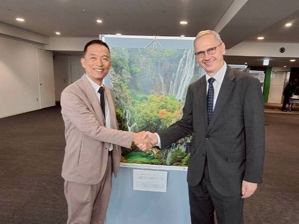 長谷部区長とドラジェン・フラスティッチ駐日クロアチア共和国大使