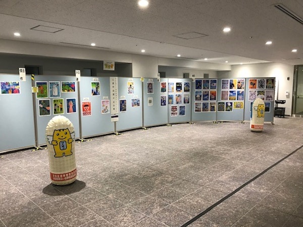 写真：渋谷区役所1階エレベーターホールに令和3年度渋谷区明るい選挙啓発ポスターコンクールの受賞作品69点が展示されている。