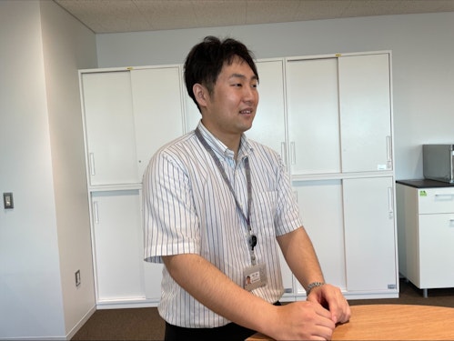 インタビューに答える職員の写真