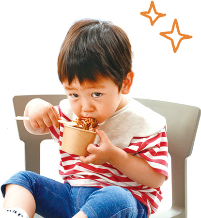 手作りチョコバナナを食べる子供 写真
