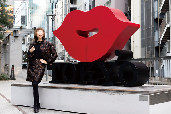 渋谷リバーストリートのベンチオブジェと野宮氏の写真