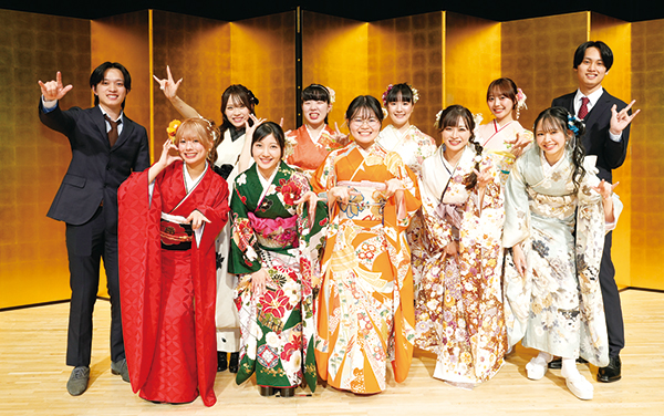 実行委員とはたちのメッセージ発表者の皆さんの集合写真